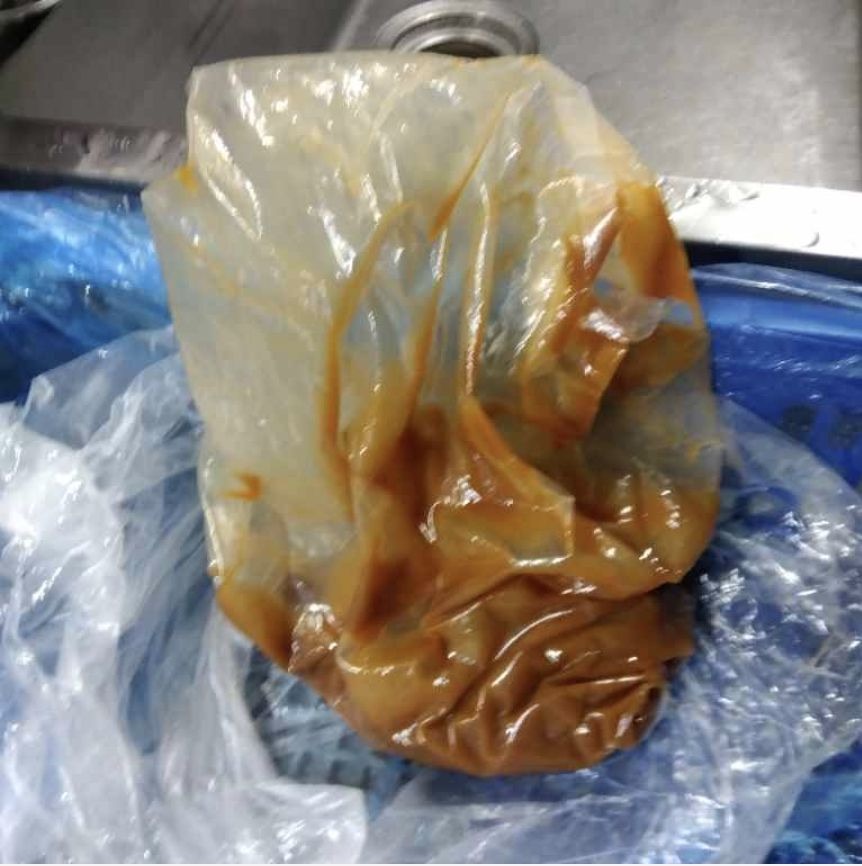 袋に入って形が崩れた食材を現場で撮影した写真